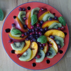Fruitsalade met nectarine, kiwi en krenten